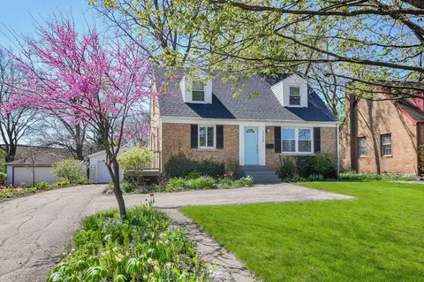 Exterior - 1106 Manchester Rd, Wheaton, IL 60187 photo 3 of 6