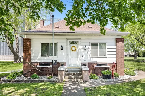 303 E 4th St, Long Point, IL 61333