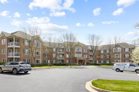 2640 Summit Dr #202, Glenview, IL 60025