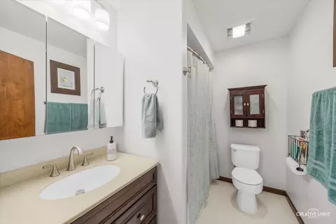 Bath - 850 Arthur Dr, Elgin, IL 60120 photo 1 of 3