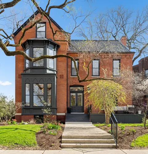 835 W Chalmers Pl, Chicago, IL 60614