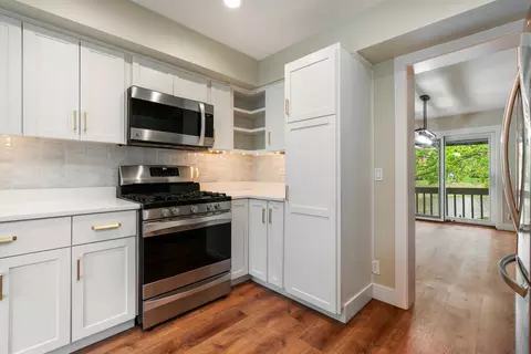 Kitchen - 15 Windward Cir, Willowbrook, IL 60527 photo 3 of 3