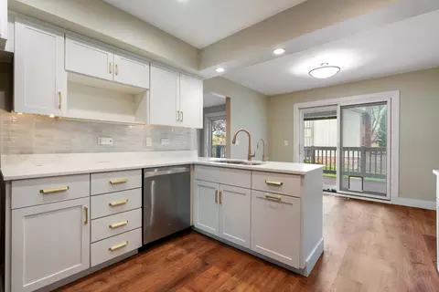 Kitchen - 15 Windward Cir, Willowbrook, IL 60527 photo 2 of 3