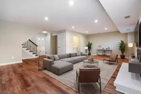 Living - 15 Windward Cir, Willowbrook, IL 60527 photo 3 of 4