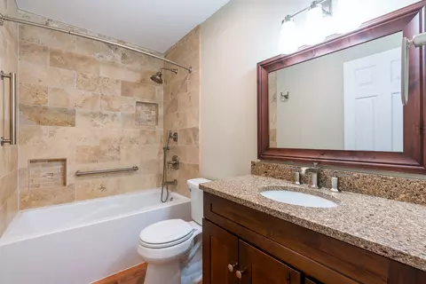 Bath - 15 Windward Cir, Willowbrook, IL 60527 photo 3 of 4