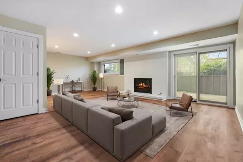 Living - 15 Windward Cir, Willowbrook, IL 60527 photo 2 of 4