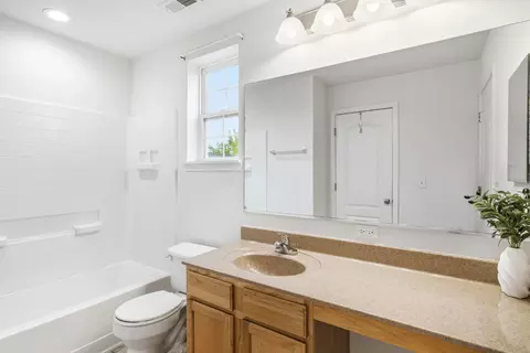 Bath - 28088 W Niagara St, Lakemoor, IL 60051 photo 2 of 3