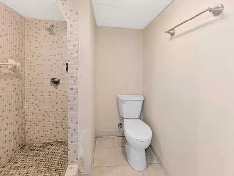 Bath - 1203 Mount Vernon Dr, Bloomington, IL 61704 photo 4 of 5