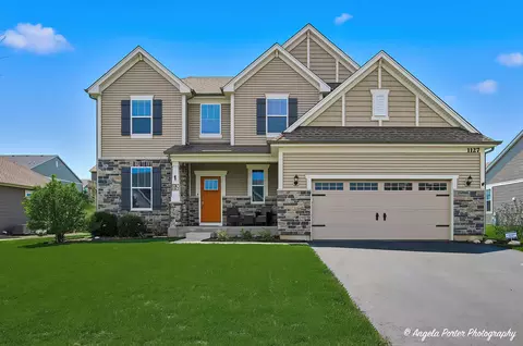 1127 Williamsbury Dr, Crystal Lake, IL 60012