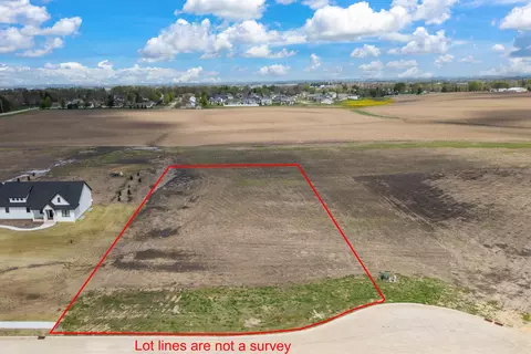 220 Ruby Ct, Long Grove, IA 52756
