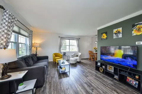 Living - 1554 Timber Trl, Wheaton, IL 60189 photo 2 of 4