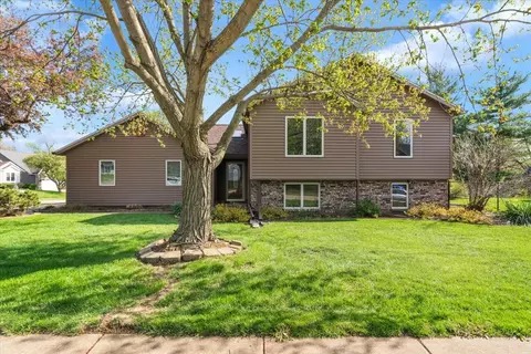 1005 W 57th Pl, Davenport, IA 52806