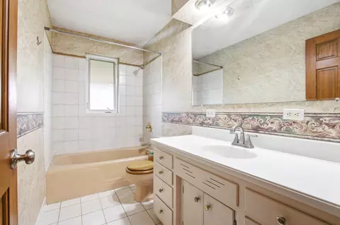 Bath - 422 Miller St, Beecher, IL 60401 photo 1 of 2