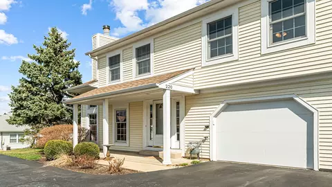 220 Whitewood Dr, Streamwood, IL 60107