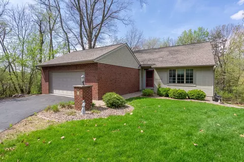 8 Briarwood Ln, Rock Island, IL 61201