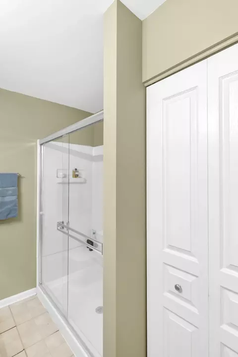 Bath - 24924 Franklin Ln, Plainfield, IL 60585 photo 2 of 4