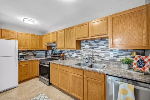Kitchen - 1040 Ekstam Dr #108, Bloomington, IL 61704 photo 5 of 6
