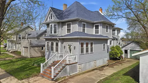 215 W 7th St, Dixon, IL 61021