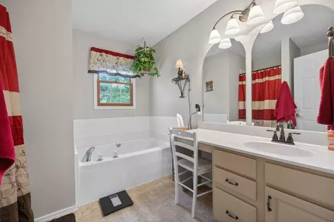 Bath - 1018 Sawgrass Dr, Normal, IL 61761 photo 2 of 4