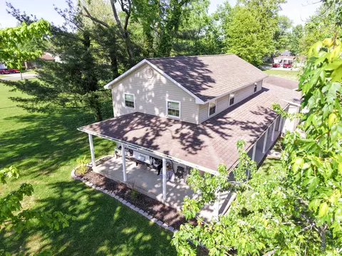Exterior - 212 Oak St, Flora, IL 62839 photo 6 of 14