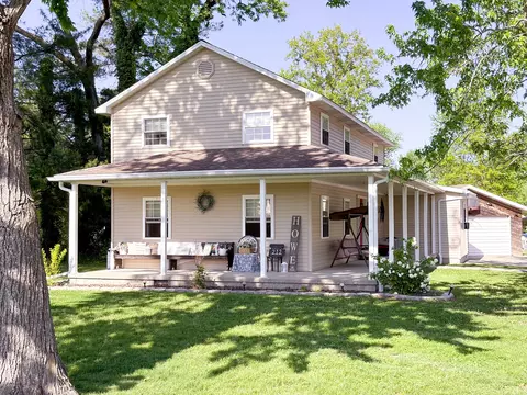 Exterior - 212 Oak St, Flora, IL 62839 photo 10 of 14