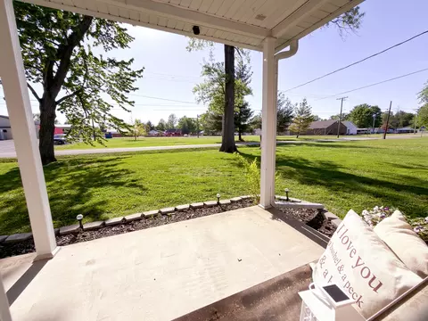 Exterior - 212 Oak St, Flora, IL 62839 photo 3 of 14