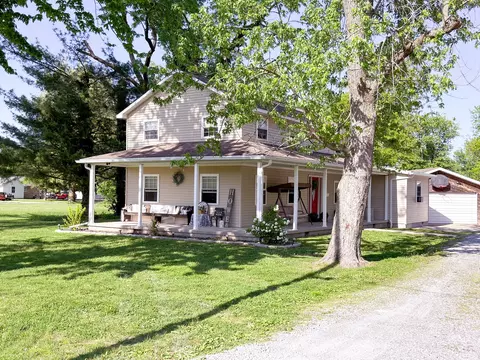 Exterior - 212 Oak St, Flora, IL 62839 photo 9 of 14