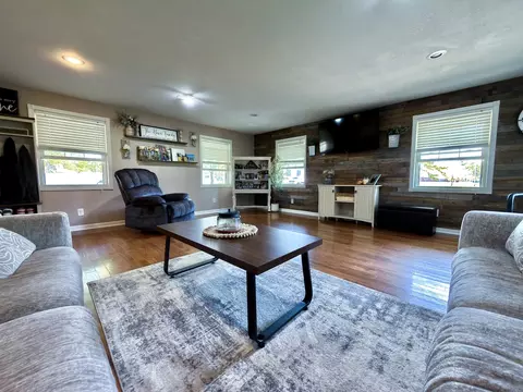 Living - 212 Oak St, Flora, IL 62839 photo 1 of 5