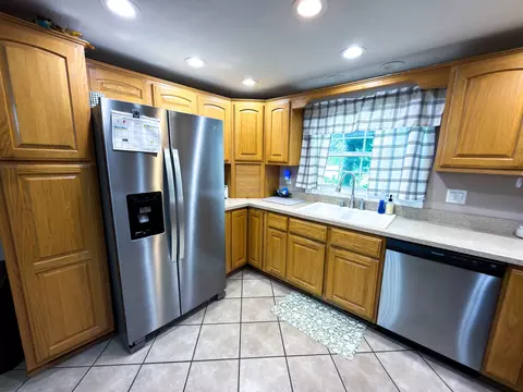 Kitchen - 212 Oak St, Flora, IL 62839 photo 2 of 4