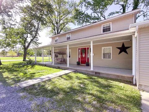 Exterior - 212 Oak St, Flora, IL 62839 photo 5 of 14