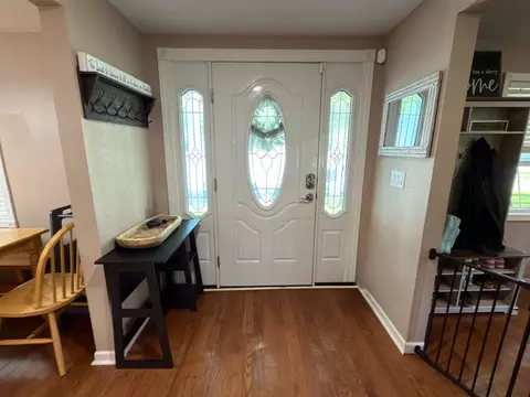 Entry Way - 212 Oak St, Flora, IL 62839 photo 1 of 5