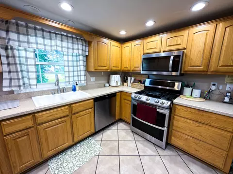 Kitchen - 212 Oak St, Flora, IL 62839 photo 3 of 4