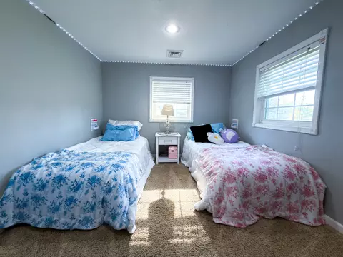 Bedroom - 212 Oak St, Flora, IL 62839 photo 2 of 5
