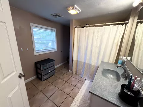 Bath - 212 Oak St, Flora, IL 62839 photo 1 of 4