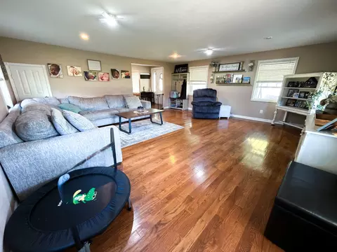 Living - 212 Oak St, Flora, IL 62839 photo 4 of 5
