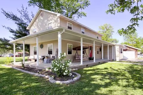 212 Oak St, Flora, IL 62839