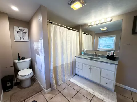 Bath - 212 Oak St, Flora, IL 62839 photo 2 of 4