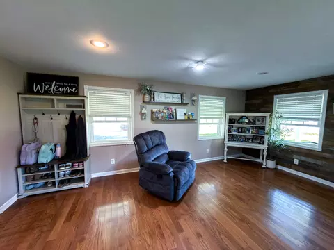 Living - 212 Oak St, Flora, IL 62839 photo 5 of 5