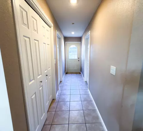 Entry Way - 212 Oak St, Flora, IL 62839 photo 5 of 5