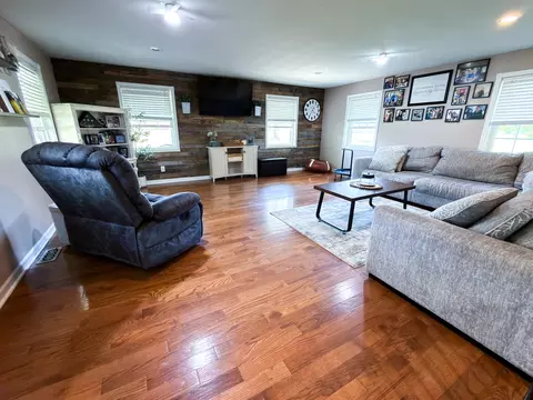 Living - 212 Oak St, Flora, IL 62839 photo 2 of 5