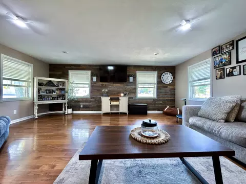 Living - 212 Oak St, Flora, IL 62839 photo 3 of 5