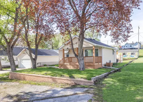 1124 Walnut St, Buffalo, IA 52728