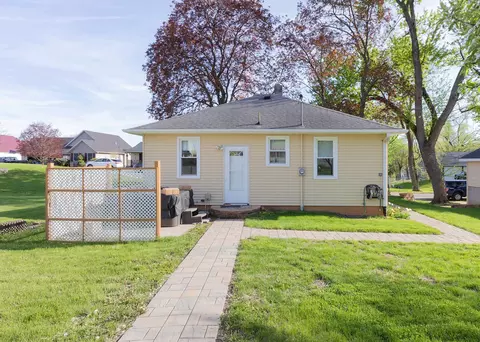 Exterior - 1124 Walnut St, Buffalo, IA 52728 photo 6 of 8