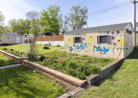 Exterior - 1124 Walnut St, Buffalo, IA 52728 photo 5 of 8