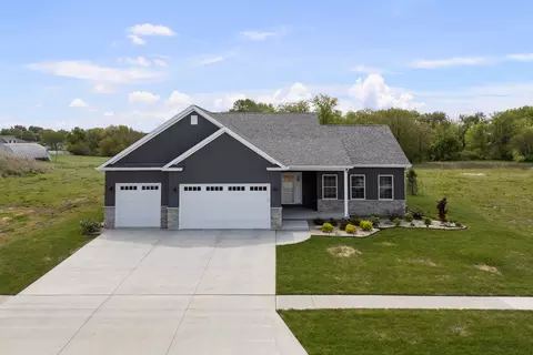 14 Viola Dr, Le Claire, IA 52753