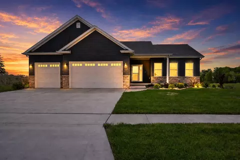 14 Viola Dr, Le Claire, IA 52753