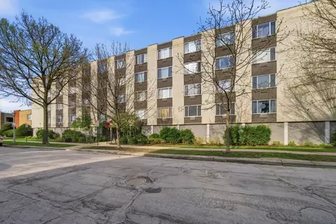 201 S Maple Ave #103, Oak Park, IL 60302