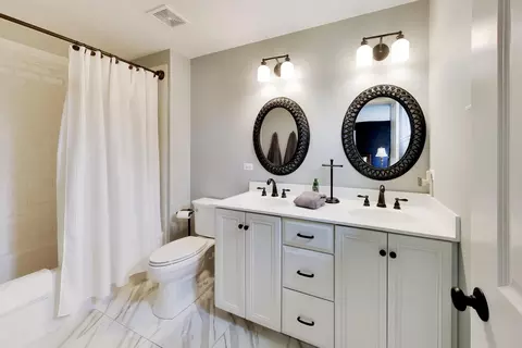Bath - 1331 Avery Ave, Wheaton, IL 60187 photo 2 of 3