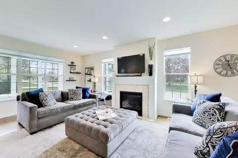 Living - 1331 Avery Ave, Wheaton, IL 60187 photo 2 of 3