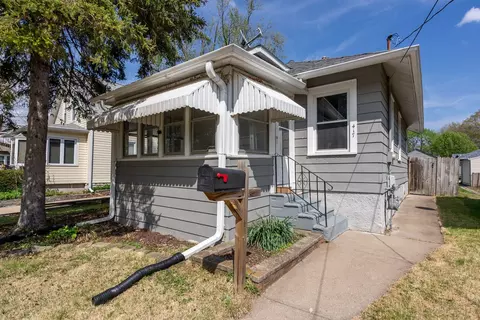 417 9th St, Silvis, IL 61282